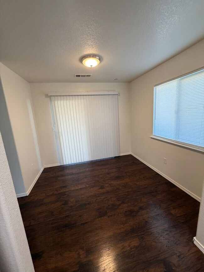 Building Photo - 1501 Arnold Ct