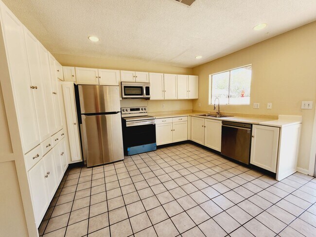 Building Photo - 3 Bedroom Close to Intel, Kyrene Schools!