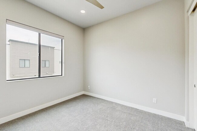 Building Photo - 2645 E Osborn Rd