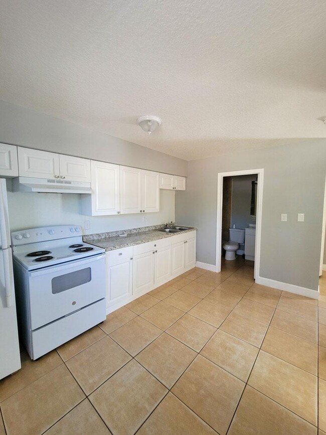 Building Photo - 1000 E Magnolia Ave