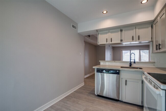 Building Photo - 9025 Rue Cambon St