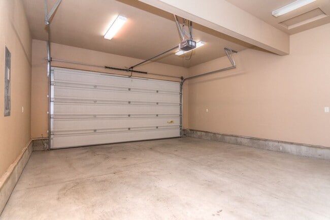 Building Photo - Award-winning, custom-built home in the highly-desired Cascade View Estates