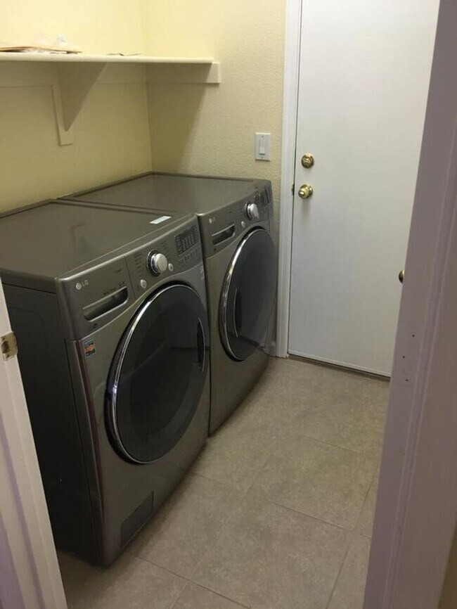 Building Photo - 3-bedroom remodeled in East Mesa