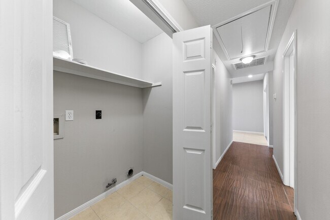 Building Photo - 802 Foxglove Dr