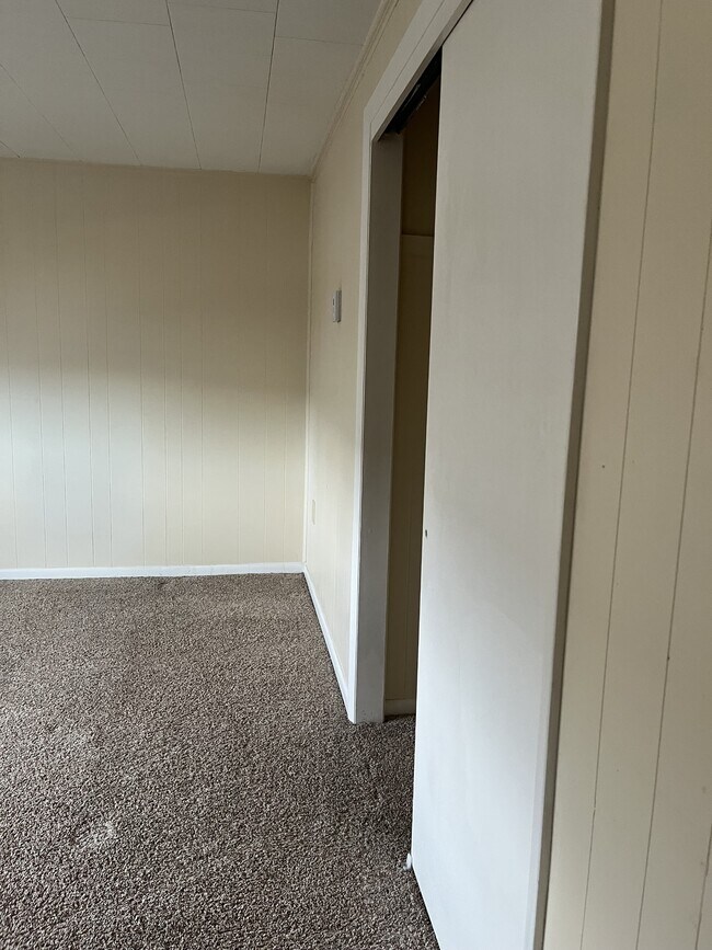 Building Photo - 611 Lincoln Way W