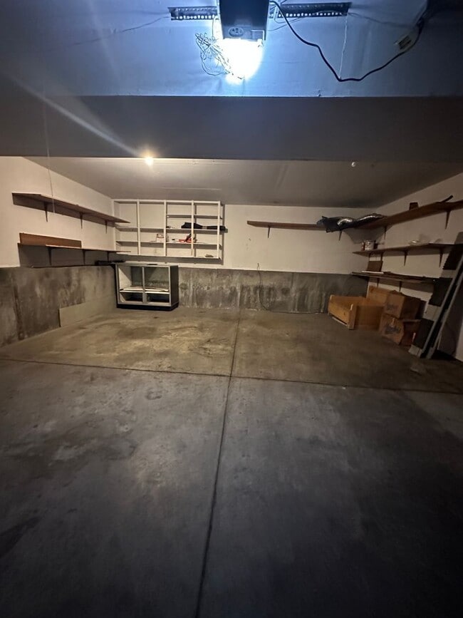 Building Photo - Lovely 4 bedroom house avail now