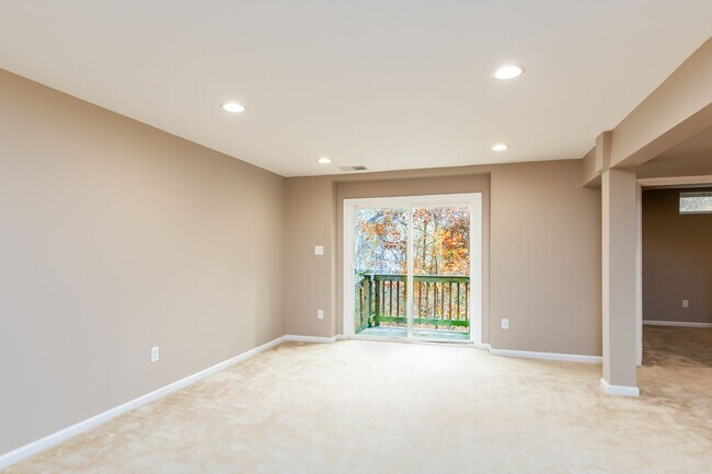 Building Photo - Spacious Home in Williamsburg - WASHINGTON RIDGE