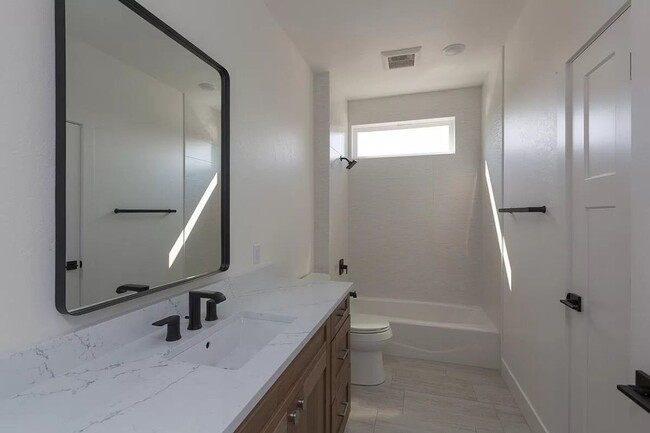 Building Photo - Newer Duplex in Quiet Neighborhood