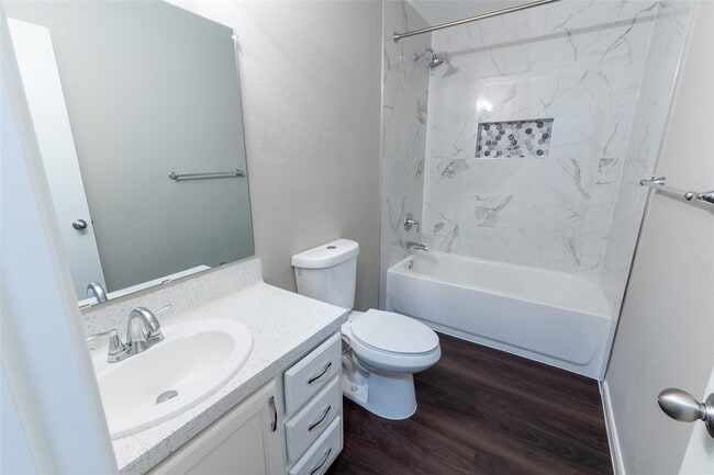 Building Photo - 328 Lake View Dr