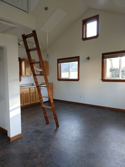 Building Photo - 1609b NE 117th St
