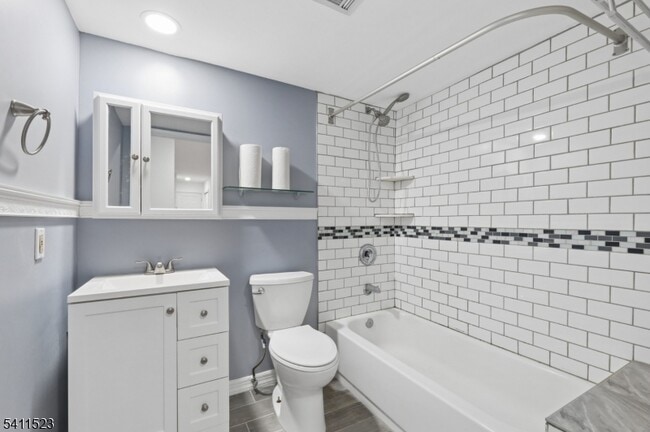 Building Photo - 850 Main St