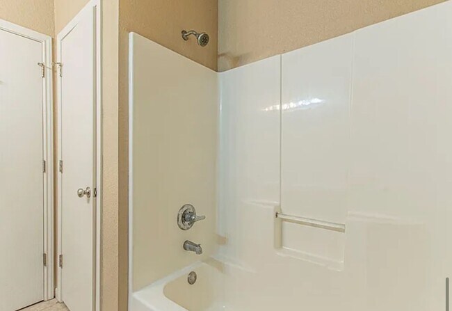 Building Photo - AVAILABLE NOW! (SECTION 8 ACCEPTED)