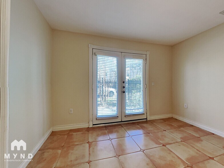 Building Photo - 321 Sandman St