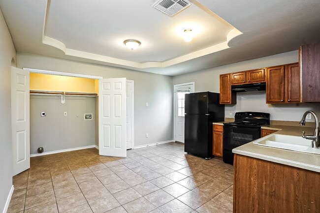 Building Photo - 6267 Gillian Park Dr