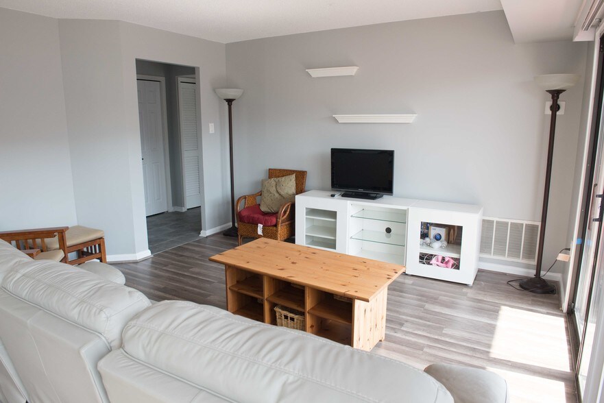 Building Photo - 1301 N Courthouse Rd