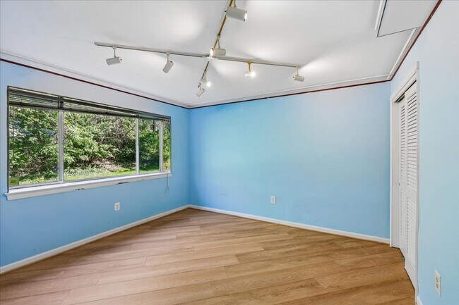 Building Photo - Bright & Stylish 2BR/1BA Condo in Sought-After Sumner Court in Bethesda