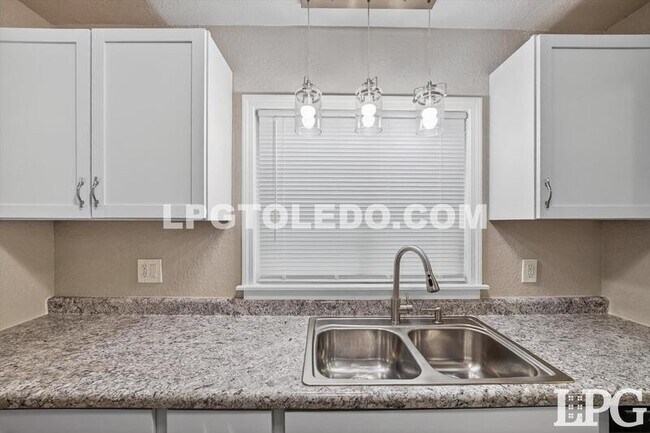 Building Photo - 4120 Parrakeet Ave