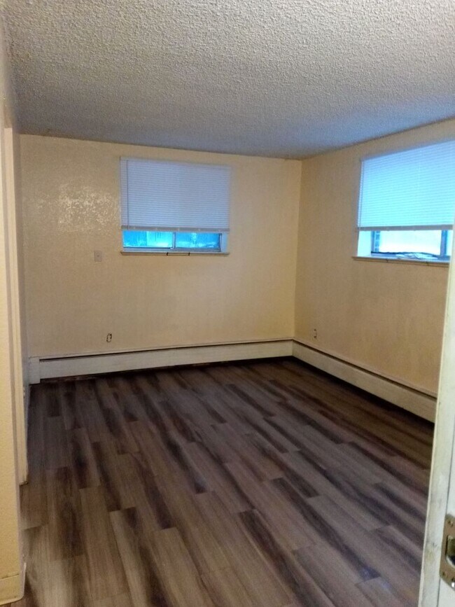 Building Photo - 1 bed, 1 Bath, Aug Special $400 credit Great Location off Joliet and 17th