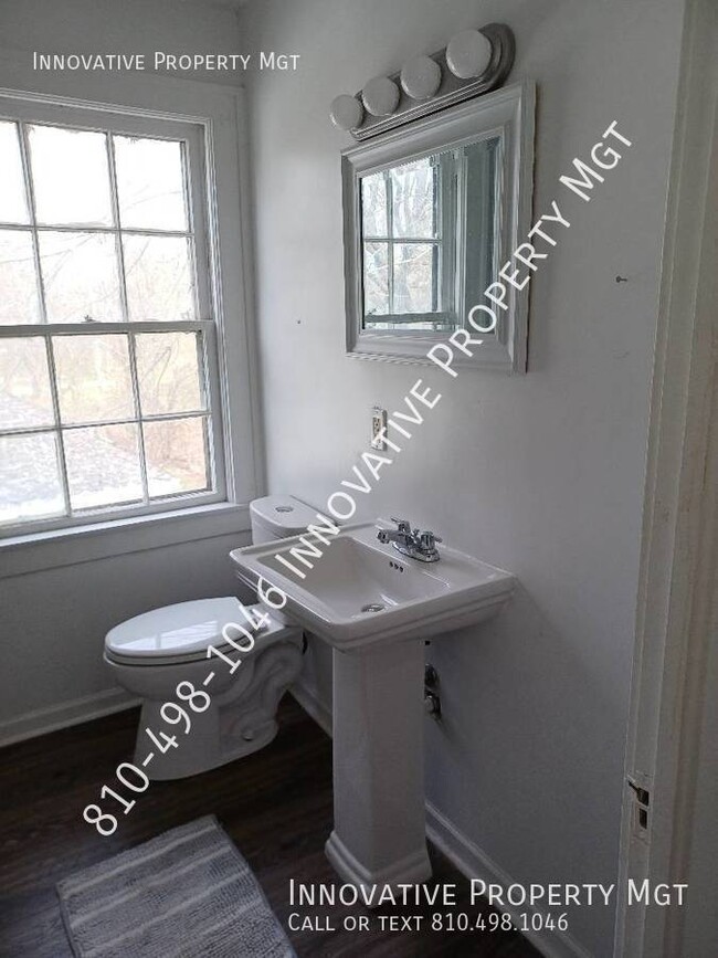 Building Photo - Beautifully updated 2 bedroom, 1 bath - $1...