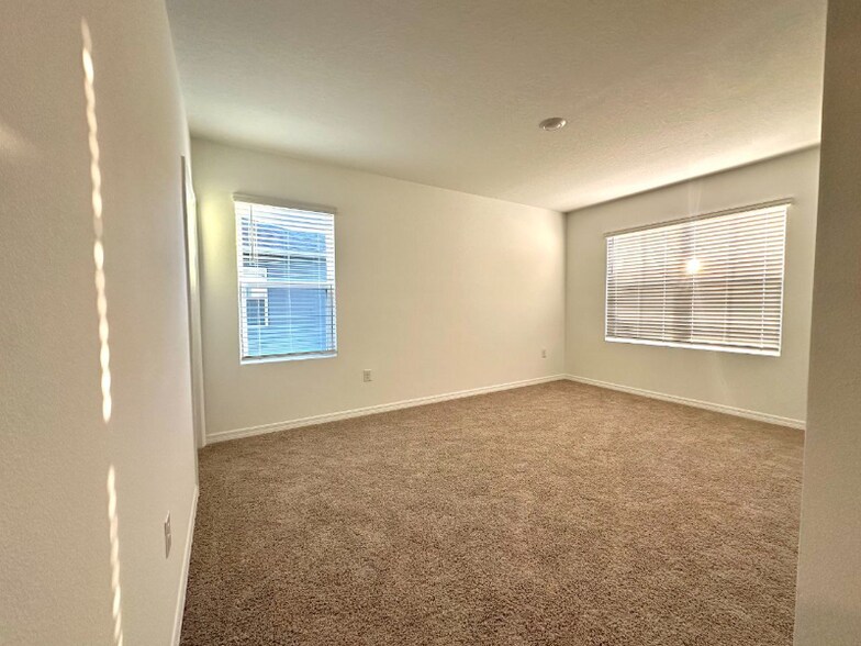 Building Photo - 2933 Canary Ave