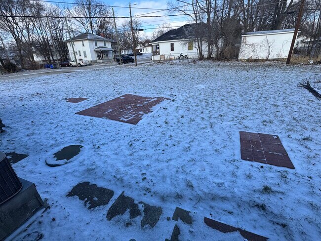 Building Photo - 704 E Walnut St