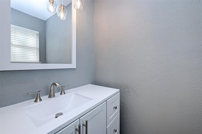 Building Photo - 3918 Stillview Dr