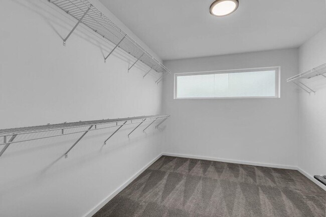 Building Photo - Large luxurious 5 bedroom Home in Renton