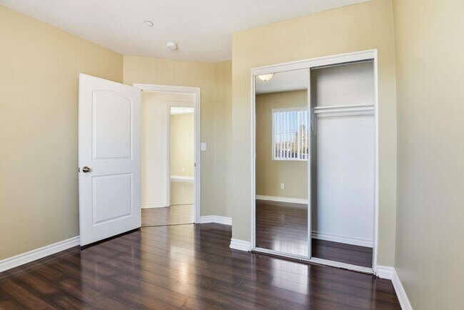 Building Photo - 1614 W 39th Pl