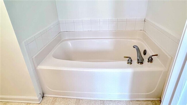 Building Photo - 6243 Shoreview Cir