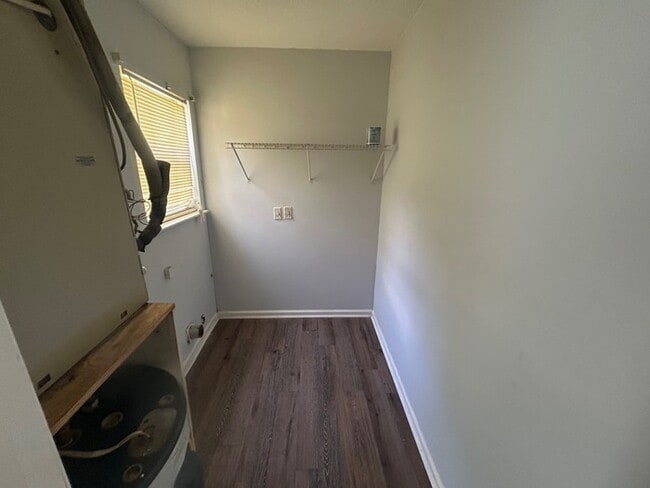 Building Photo - 1113 Country Town