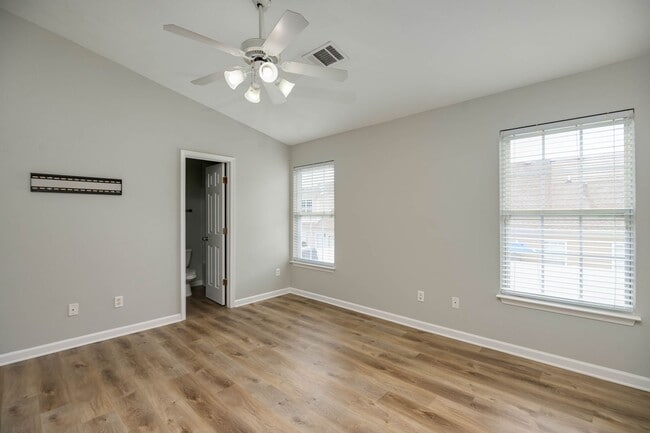 Building Photo - Lee Crossing Neighborhood, Easy access to ...