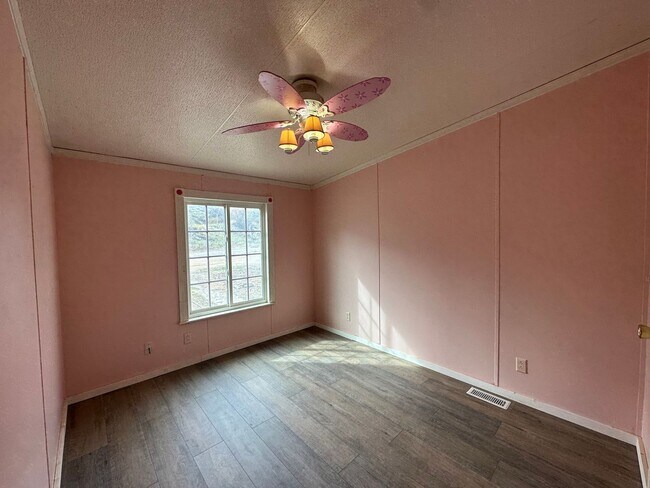 Building Photo - 3 Bedroom 2 Bathroom Double-Wide for Rent in Bloomfield