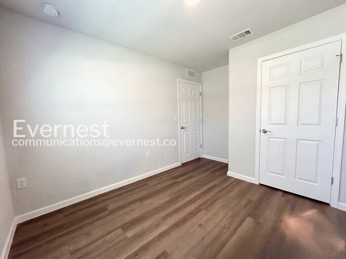 Building Photo - 17 Riverside Ln