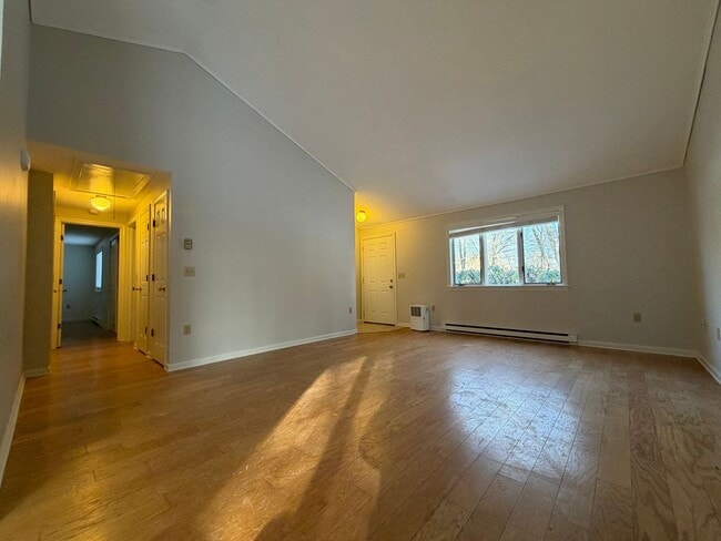 Building Photo - 9-11 Oakview Dr