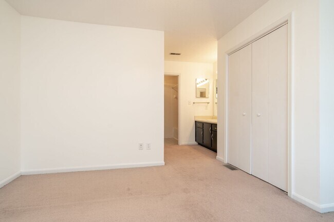 Building Photo - Fantastic Location! Chapel Hill 2 Bedroom ...