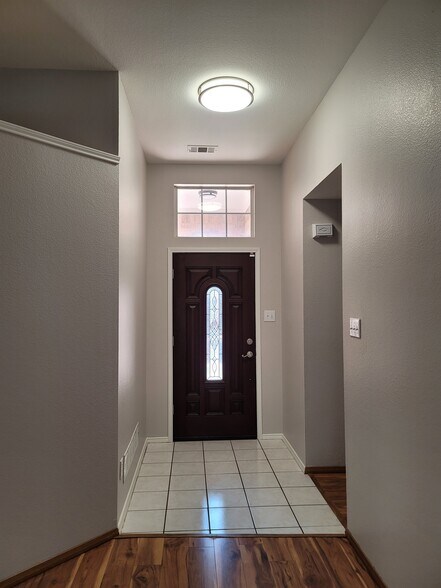 Building Photo - 703 Flagstone Way