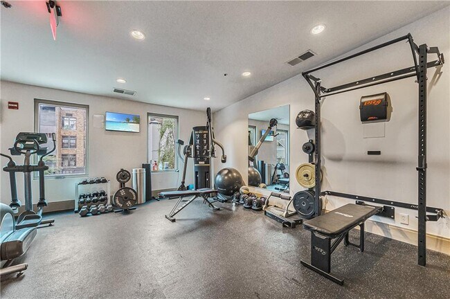 Building Photo - 905 Juniper St NE