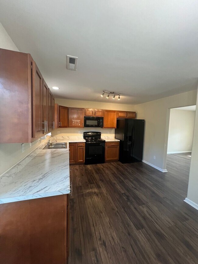 Building Photo - LAKE FOREST VILLAGE