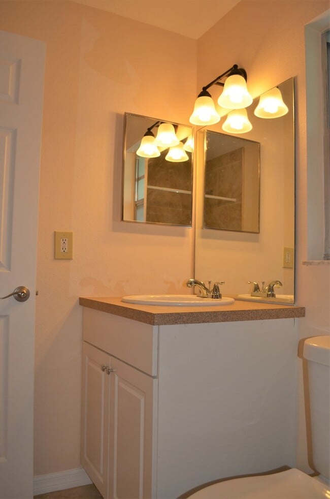 Building Photo - Beautiful upgraded home in Great Neighborhood! AVAILABLE IN DECEMBER!