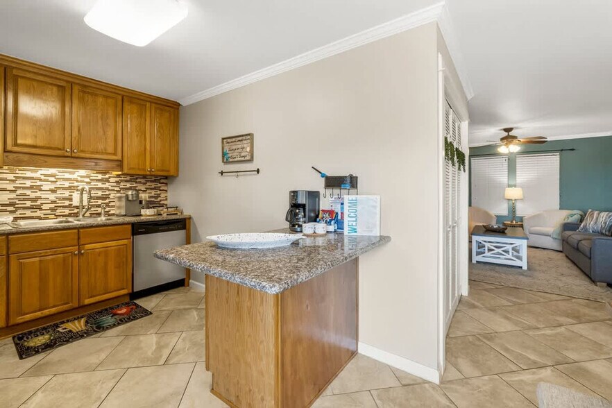 Building Photo - 7405A Beach Dr