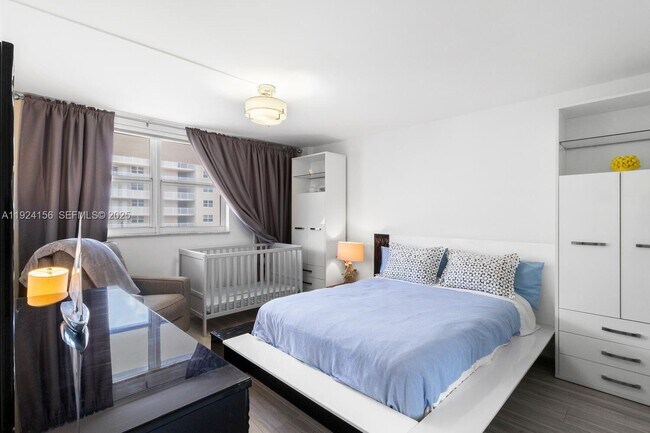 Building Photo - 1050 Hillsboro Mile