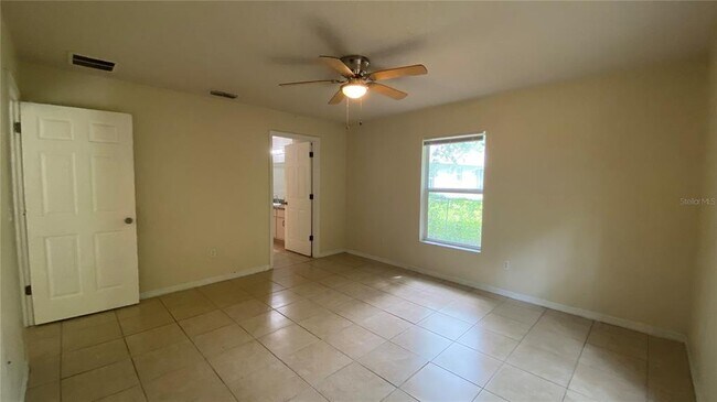 Building Photo - 523 Silver Way Dr