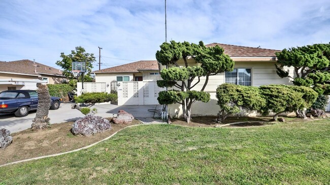 Primary Photo - Spacious Home in Garden Grove for Lease