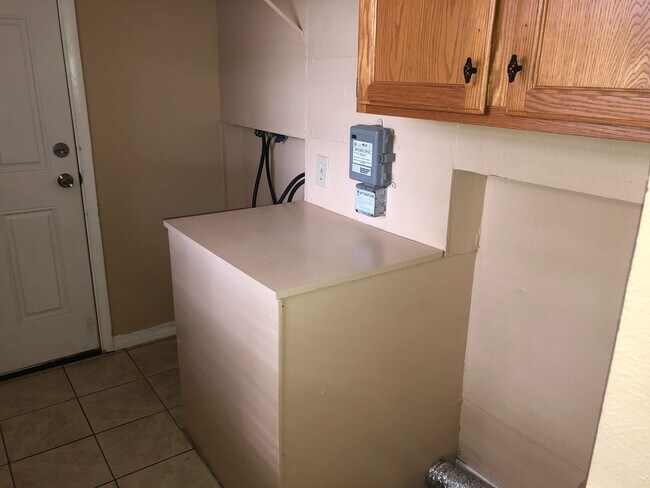 Building Photo - 217 Acorn Dr