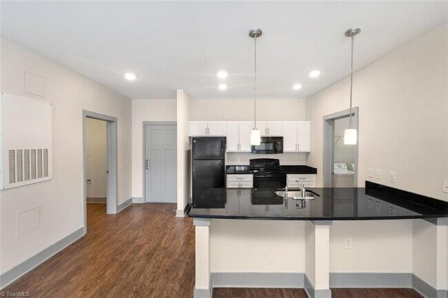 Building Photo - 111 Edgeway Dr