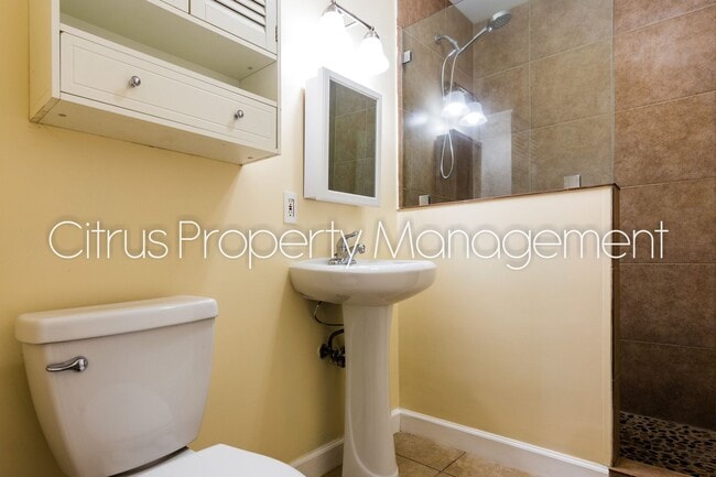 Building Photo - Charming Duplex in Mills 50 District