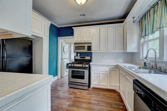 Building Photo - 3711 N Military Ave