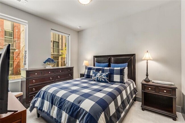 Building Photo - 1300 Chelsea Cir NW