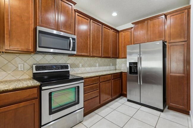 Building Photo - Gorgeous 3/3 Townhouse in VillageWalk of L...