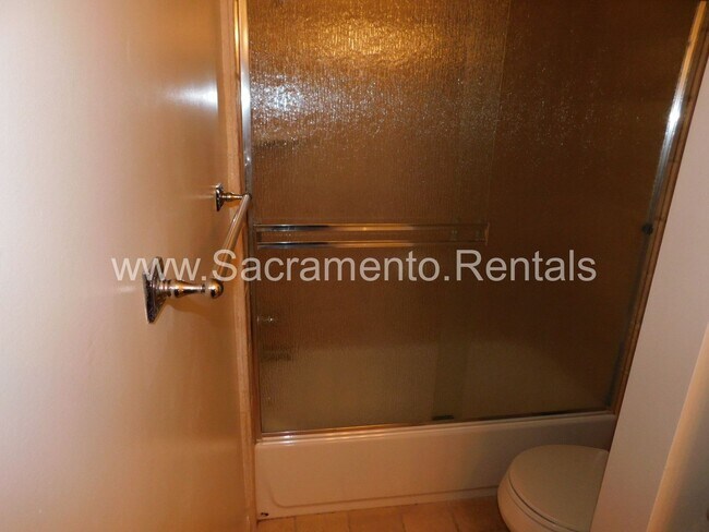 Building Photo - Wonderful Sierra Oaks 3bd/2ba Duplex with 2 Car Garage
